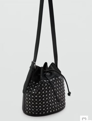 Bolso Bucket Tachuelas por 17.99€.