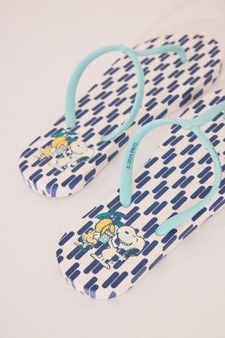 Chanclas print geométrico Snoopy por 3.99€.