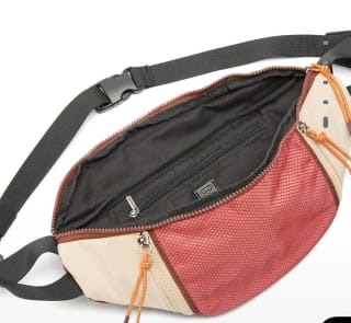 Bolso Riñonera,de nylon por 9.99€.