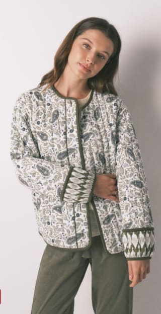 Chaqueta acolchada estampado Paisley por 17.99€.
