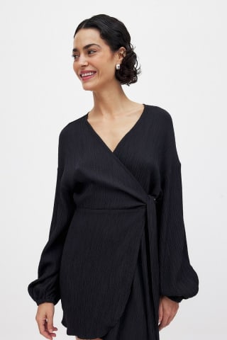 NA-KD vestido cruzado negro manga larga por 2,99€