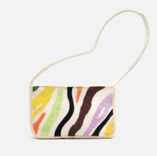 Bolso de hombro con abalorios por 9€.