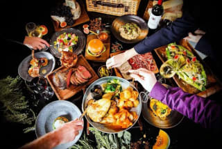 90 Min Coyote Ugly Bottomless Brunch for 2 – Pizza & Drinks – £35