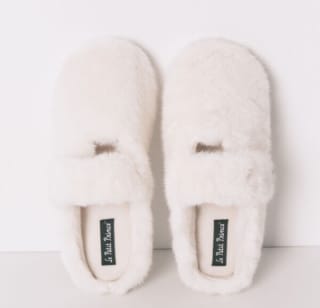 Zapatillas casa mercedita pelo blancas por 8.99€.