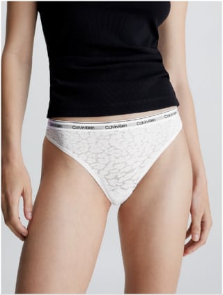 String échancré en dentelle à 8€