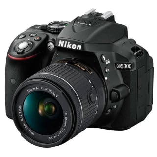 Nikon D5300 con objetivo AF-S 18-55mm VR por 349.08€