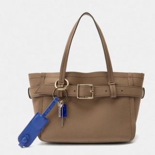 Bolso Tote con cinturón y colgante por 12.99€.