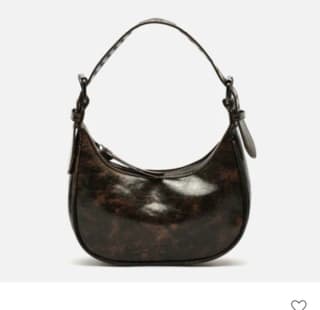 Bolso de hombro con asa regulable y detalles metálicos por 8.10€.