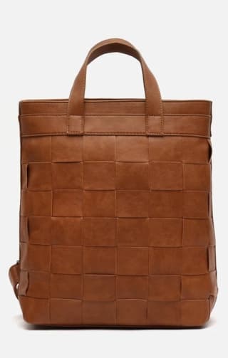 Mochila trenzada por 12€.