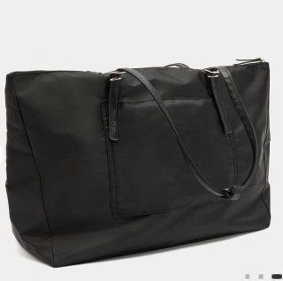 Parfois Bolsa Multiusos plegable repelente al agua por 9.99€.