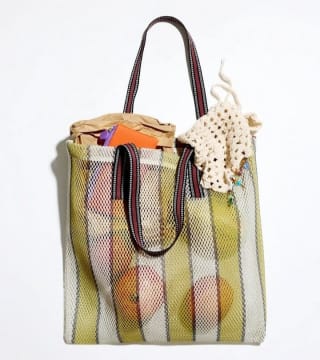 Bolso Shopper de rejilla por 9.99€.