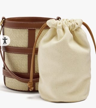 Parfois Bolso bucket con tiras cruzadas y bolsa extraíble por 15.99€.