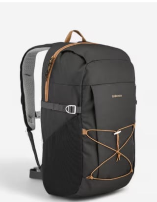 Mochila de montaña y senderismo 30L Quechua NH100. Equipaje de mano por 13.99€