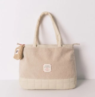 Bolso grande acolchado beige Snoopy por 16.99€.