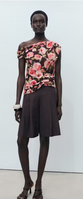 Blusa floral cuello asimétrico por 4.99€