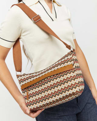 Bolso bandolera con estampado jacquard por 15€