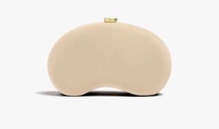 Clutch de fiesta con textura suave por 12.99€.