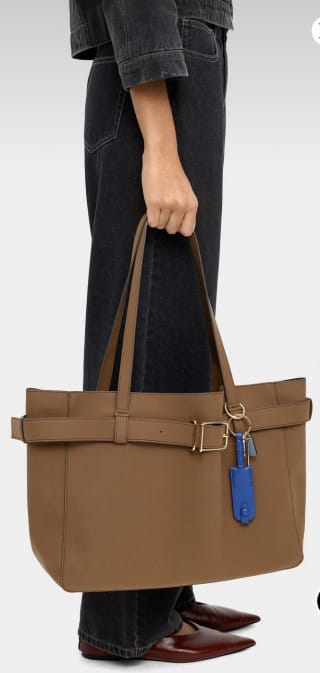 Bolso shopper con cinturón y colgante por 15.99€.