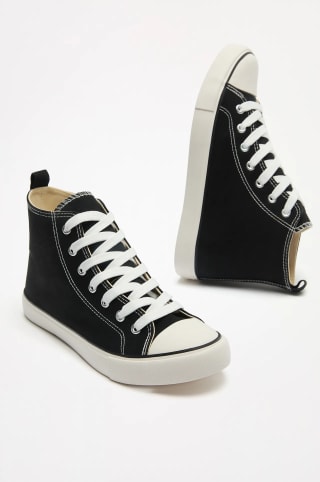Zapatilla botín negro por solo 2.99€ en Lefties