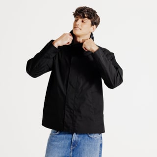 Parka courte waterproof à capuche au prix de 30€