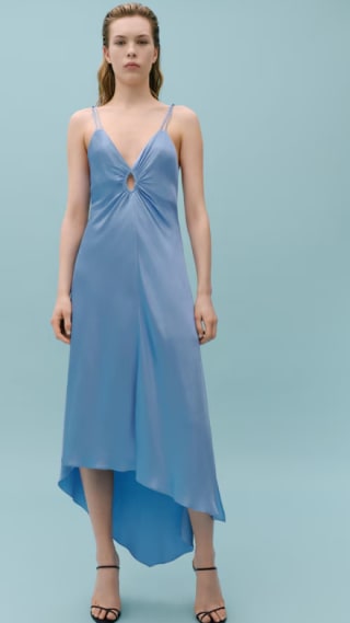 Vestido asimétrico satinado con abertura fruncida por 19.99€