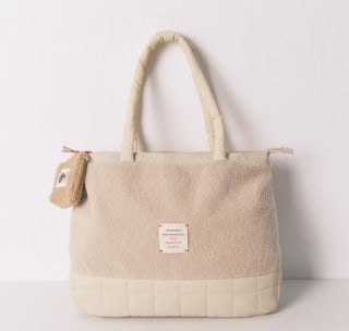 Bolso grande acolchado beige Snoopy por 16.99€.