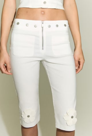 Pantalón capri con botones decorativos por 3.99€