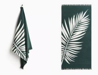 Toalla de playa con flecos Rebaja $7.794 Disponible en H&M, Chile