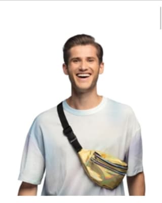 Riñonera holográgica dorada por 3.99€.