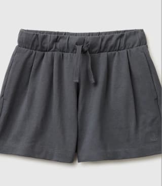 Bermudas con cordón ajustable por 7.75€.