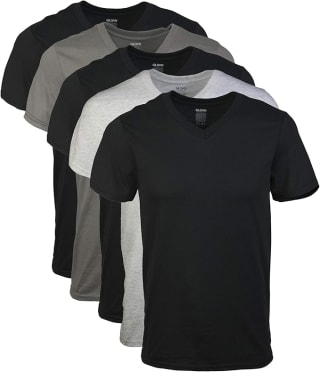5 Camisetas Interiores Gildan Cuello-V por $337 | Amazon
