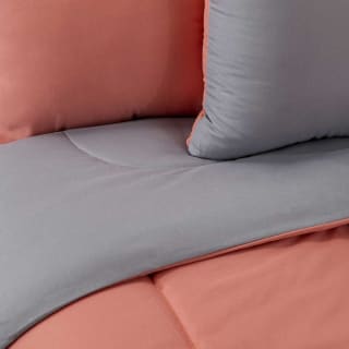 Set Plumón Bicolor + 2 Cojines CASANOVA 2 Plazas Coral Gris $13.950 Solo en abc.cl