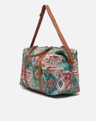 Bolsa fin de semana con estampado jacquard y asa bandolera extraíble por 22€