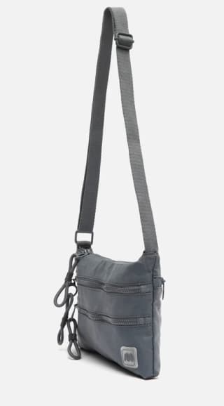 Bolso Bandolera pequeño en nylon ed. por 10€.