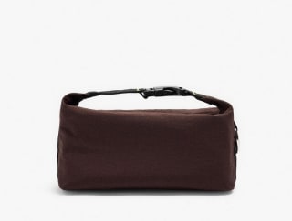 Neceser con detalle de hebilla por 12.99€.