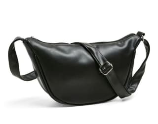 Bolso simil piel en color negro por 11.99€.