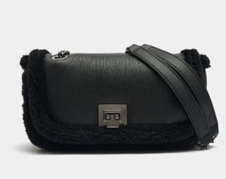 Parfois Bolso de fiesta efecto pelo por 7.99€.