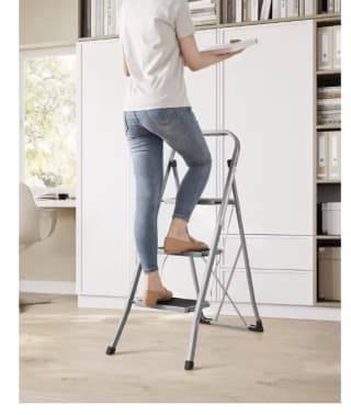 Escalera de 4 Peldaños SONGMICS Gris Paloma a 26,02€