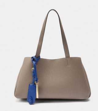 Bolso Tote liso con colgante por 12.99€