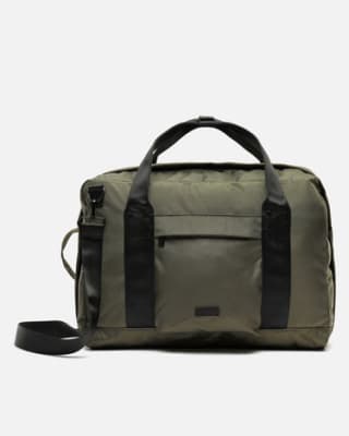 Bolsa de viaje tipo mochila color verde por 20€.