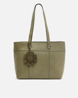 Bolso shopper grande con detalle colgante por 16€