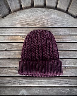 Gratis Twisted Trio Beanie-patroon bij Ravelry