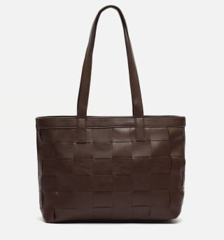 Bolso shopper trenzado marrón por 15€.