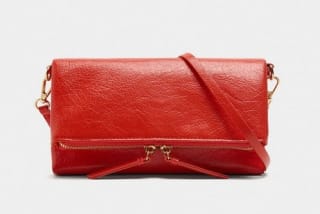 Bolso Bandolera efecto craquelado por 9.99€.