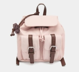 Parfois Mini Mochila de nylon con colgante por 9.99€.