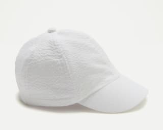 Baby El Corte Inglés Gorra seersucker rayas de bebé por 3.89€.