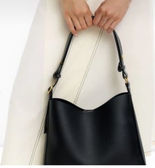 Bolso de hombro con textura por 17.99€.