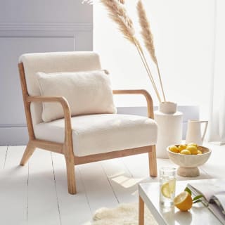 Fauteuil Scandinave Lorens bois d'hévéa et bouclette à 137,99€