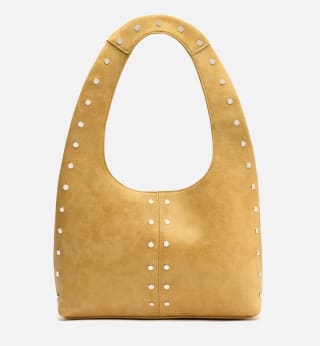 Bolso Hobo grande con detalles metálicos por 22€.