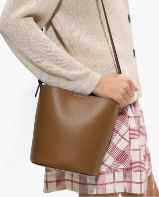 Parfois Bandolera de mujer con neceser extraíble y cierre imantado en liso por 12.99€